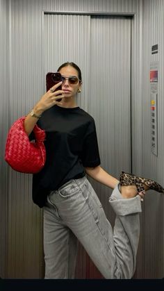 Casual Chic All Black Outfit, Juxtaposition Outfits, Black Hair Outfit Ideas, Grocery Shopping Outfit, London Outfit Ideas, London Outfit, City Outfits, Trendy Fall Outfits, All Black Outfit