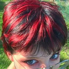 Short Red Hair Highlights, Red And Black Short Hair Ideas, Red Frosted Tips Hair, Short Hair Red And Black, Short Red Black Hair, Red Highlights On Short Hair, Black And Red Hair Ideas Short, Goth Balayage, Black And Pink Short Hair