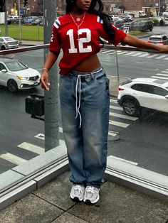 #fitinspo #streetwear #fashion #blackgirl Jersey Outfit Streetwear, Streetwear Fashion Inspiration, Streetwear Fashion School, 90s Street Style Black Women, Streetwear Chic Outfit, Black Woman Streetwear, 2000s Tomboy Fashion, Streetwear Y2k Outfits, Streetwear Black Women Outfits