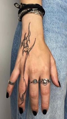 Tattos | Pretty hand tattoos, Small tattoos, Sharpie tattoos Miniature Tattoos, Tato Henna, Pretty Hand Tattoos, Men Tattoos, Tattoos Geometric, Hand Tattoos For Women, Small Hand Tattoos