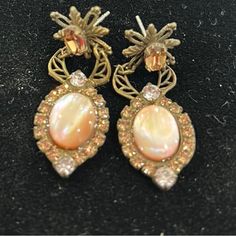 Just A Lovely Vintage Sorrelli Earrings From The ‘80s. These Are Only About 1” In Length And Have A Slight Patina To The Antiqued Gold Sorrelli Finish That Looks Incredible With The Light Colorado Topaz Swarovski Crystal And The Blush Tone Mother Of Pearl Cabochon Stone. Just A Great Neutral Pair Of Vintage Sorrelli Earrings. Sorrelli Pouch & Artist Info Card Vintage But New 2e Retro Earrings For Evening, Ornate Clip-on Earrings For Evening, Retro Clip-on Earrings For Party, Vintage Dangle Earrings For Evening, Vintage Clip-on Earrings For Evening, Vintage Jeweled Clip-on Earrings For Party, Vintage Earrings For Party, Retro Earrings For Vintage Events, Blush Tones