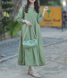 Simple Lawn Frocks Design, Casual Long Frock Designs, Frock Stitching, Long Kameez, Summer Dress Outfits Casual, Dress Design Pakistani, Simple Frock Design, Long Frock Designs