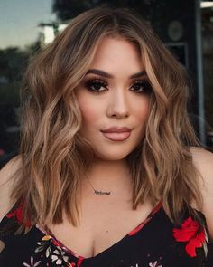 Short Brown Hair For Round Face, Hair Color Ideas For Round Faces, Medium Length Hair Round Face Plus Size, Hair Color For Chubby Face, Plus Size Medium Length Hair, Hair Cuts 2024 Trends Round Face, Hair Styles For Round Faces Plus Size, Hair For Fat Face, Hairstyles For Fat Faces Plus Size