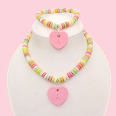 This kawaii statement necklace features donut pendants of all flavors in large sizes, making this necklace a true statement piece! I designed classic raised frosted doughnut pendants in pink and chocolate with bright rainbow sprinkles. Each one measures 1.5" wide and is so realistic you might be tempted to take a taste Candy Gems, Candy Accessories, Candy Beads, Candy Necklace, Candy Bracelet, Earrings Kawaii, Pastel Candy, Pink Xmas, Candy Necklaces