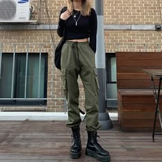 Army Green Outfit, Green Cargo Pants Outfit, Army Outfit, Green Pants Outfit, Army Clothes, Camila Morrone, Army Pants