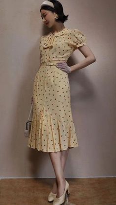 1950s Outfits, Look Retro, Dress Closet, 40s Fashion, Vintage Inspired Outfits, 50s Fashion, Mode Vintage, Pale Yellow