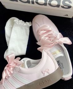 Mode Converse, Adidas Samba Outfit, Shoes And Socks, Shoe Wishlist, Cute Nike Shoes