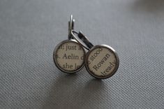 "By popular demand, 12mm antique silver leverback earrings, featuring the names \"Aelin\" and \"Rowan\" behind resin cabochons." Acotar Jewelry, Rowan And Aelin, Sjm Universe, Recycled Book, A Court Of Wings And Ruin, Book Discussion, Throne Of Glass Series, Throne Of Glass, Leverback Earrings