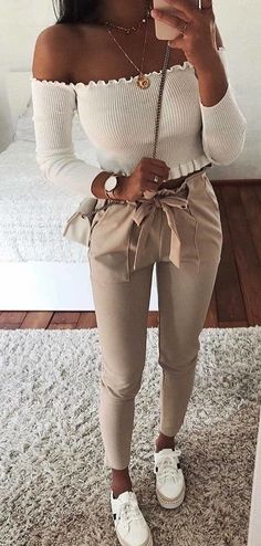 White Sneakers Outfit, Coachella Music, Stunning Fashion, Coachella Fashion, Cute Spring Outfits, Outfit Casual, Kettlebell