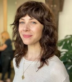 Die moderne Shag Frisur mit Curtain Bangs erobert 2019 die Köpfe! | Haircut Ideas Women, Flattering Haircuts For Round Faces, Modern Shag Haircuts, Best Hairstyles For Round Faces, Shag Haircut Ideas, Haircuts For Round Faces, Flattering Haircuts, Modern Shag Haircut, Modern Shag