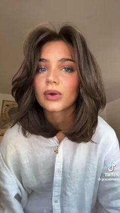 Medium Short Haircuts For Women Layers, Mid Length Round Layers, Shoulder Length Rachel Hair, Shoulder Length Hair With Curtain Bangs Brunette, Shoulder Length Hair With Long Layers And Curtain Bangs, Thick Short Hairstyles Shoulder Length, Bouncy Layers Short Hair, Layer Front Hair, 2023 Layered Haircut