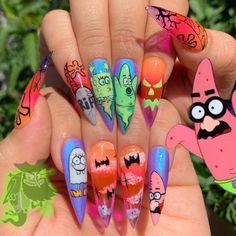 Cartoon Halloween Nail Art, Scooby Doo Nails Halloween, Halloween Characters Nails, Halloween Nail Art Acrylic, Halloween Spongebob Nails, Halloween Nails Characters, Mystery Machine Nails, Nails With Cartoon Characters, Scooby Doo Halloween Nails