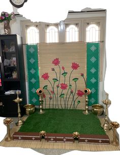 a room with green carpet and gold decorations