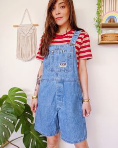 Light blue denim overalls from the 90s. The straps are adjustable. Two large pockets on the sides and one at chest level. Well cut, it is pleasant to wear and perfect for summer! Estimated size M/L (but check measurements please) The model is 1m70 tall and weighs 50kgs and generally wears M on the top and XS on the bottom. The overalls suit him well, with a desired oversized effect. * FLAT MEASUREMENTS: Waist width: 46cms Waist length --> crotch: 30cms Total length: 93cms * CONDITION : Very good Casual Blue Shortalls Cheap, Medium Wash Cotton Overall Shortalls, Cotton Medium Wash Shortalls Overalls, Retro Cotton Shortalls With Bib Front, Cotton Medium Wash Shortalls, Retro Cotton Bib Front Shortalls, Vintage Denim Shortalls With Bib Front, Vintage Denim Bib Front Shortalls, Retro Medium Wash Cotton Overalls