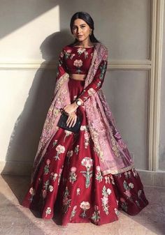 Lahanga Design Latest Simple, Modern Lehenga Designs Style, Choli Designs Latest, Lehenga Poses, Ghagra Design, Groom's Sister, Lehenga Outfits, Ali Xeeshan, Winter Sunshine