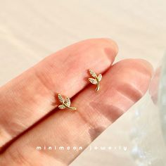 Small Gold Studs Earrings, Small Size Earrings Gold, Gold Earrings Designs Small Size, Leaf Stud Earrings, Cute Earrings Studs, Simple Gold Studs, Minimal Gold Earrings, Small Studs Earrings, Cute Gold Earrings