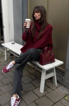 Burgundy Outfit, Fest Outfits, Red Purse, Mode Casual, Looks Street Style, Trendy Fall Outfits, Outfit Look, Woolen Coat