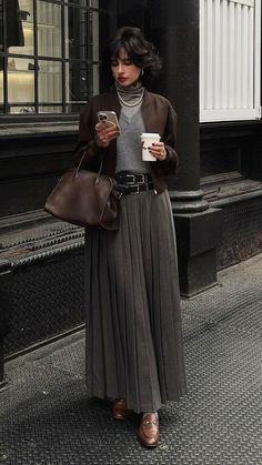 Elegant Midi Skirt Outfit, Pleated Wool Skirt Outfit, Dinner With Friends Outfit Winter, Statement Pieces Clothing, Grey Dress Outfit, Look Office, Dark Academia Fashion, Older Fashion, 가을 패션