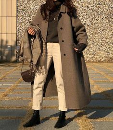 Aesthetic clothes 40s Mode, Celana Jogger Wanita, Mantel Outfit, Long Coat Outfit, Korean Fashion Ulzzang, Dark Academia Outfit, Dark Academia Outfits, Stile Hijab, Fall Fashion Coats