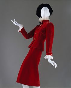 Chanel Red Velvet Suit, House Of Chanel, Fashion History Timeline, Madeleine Vionnet, 1930 Fashion, Moda Chanel, Philip Treacy, Chanel Suit, Mode Chanel