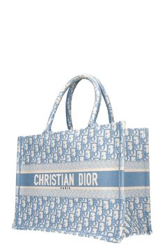 We Love: Die Dior Book Tote ist beliebt wegen ihres einzigartigen Designs, das an ein Buch erinnert und Kreativität ausstrahlt. Sie bietet großzügigen Stauraum für den täglichen Bedarf und lässt sich vielseitig zu verschiedenen Anlässen tragen. Ihre hochwertige Handwerkskunst und die Unterstützung von Prominenten verleihen ihr einen luxuriösen und begehrten Status. About: Die Dior Book Tote wurde unter der Art Direction von Maria Grazia Chiuri in die Kollektionen Dior's eingeführt. Seit ihrer er Christian Dior Bag Totes Blue, Dior Book, New Taiwan Dollar, Mexican Peso, Dior Book Tote, Maria Grazia Chiuri, Maria Grazia, Art Direction, Christian Dior