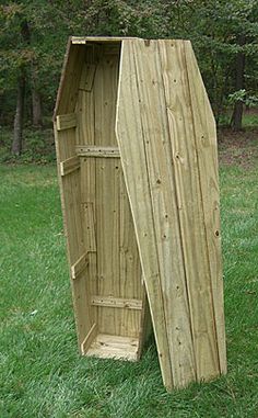 a large wooden object sitting in the grass