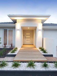 Covered Front Porch Designs: Modern House with Front Porch and Garden Eksterior Modern, Walkway Landscaping, Modern Front Yard, Small Front Yard Landscaping, Modern Entrance, التصميم الخارجي للمنزل, Casa Exterior, Front Entrance, Design Exterior