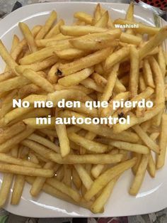 french fries on a plate with the words no me den que piedo mi autocontrol