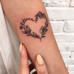 Tatuagem Masculina Pequena, Disney Tattoo, Geniale Tattoos, Initial Tattoo, Dainty Tattoos, Girly Tattoos, Tattoos For Daughters, Trendy Tattoos, Tattoo Models