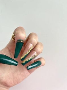 Nails Emerald, Acrylic Aesthetic, Emerald Green Nails, Quince Nails, Quinceanera Nails, Emerald Nails, Gold Acrylic Nails, Green Acrylic Nails, Ten Nails