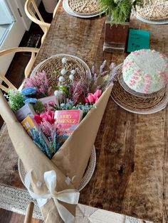 Christmas Gift Inspo Best Friend, Book Boquet Aesthetic, Book Inspired Birthday Party, Sweet Gifts For Friends, Thoughtful Gifts For Best Friend, Books To Gift Your Best Friend, Teacher Bouquet Ideas, Book Club Treats, Non Materialistic Gifts