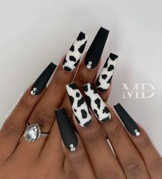 Black And White Nails - Cow print acrylic nails Cow Print Acrylic Nails, Trending Winter Nails, Fashion 2023 Winter, Winter Nails Christmas, Classy Nail Art Ideas, Black And White Nails