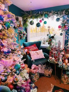 #homedecor, #interiordesign, #homedesign, #decor inspiration Eclectic Outdoor Christmas Decor, Maximalist Christmas Tree, Maximalist Christmas Decor, Salon Christmas, Maximalist Christmas, Eclectic Christmas, Moody Christmas, Christmas Tree Photography