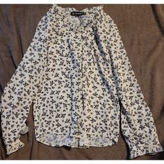 New Without Tag And Never Worn. Send Me An Offer Or Bundle With Some Of My Other Listings. Casual Patterned Blouse With Ruffles, Patterned Long Sleeve Top With Ruffles, Patterned Long Sleeve Blouse With Ruffles, Floral Blouse, White Black, White And Black, Womens Tops, V Neck, Black And White