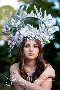 This is a very large statement headdress is one of a kind and ready to ship Made from high quality flowers of silk and greenery throughout The handpainted white feathers are done in silver tones to match other silver iredesent elements. The halo is strong and sturdy accented with filigrees Surprisely medium to lightweight for its size (feels light to me because I wear something like this all the time, you may differ) The headpiece just sparkles in the light with the many jewels and Swarovski cry Costume Headpieces, Halo Headpiece, Mini Led Lights, Dragon Crafts, Feather Headdress, Fantasy Wedding, Floral Headpiece, Decoration Party, Head Piece