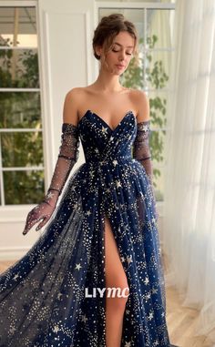 This elegant evening dress features a V-neckline, strapless design, and long, flowing skirt with slit. The pleated tulle fabric ensures that it's both comfortable and lightweight, the perfect choice for a memorable night. Flowy Prom Dresses, Sweep Train Prom Dress, Sparkly Prom Dress, Special Occasion Gowns, Luxurious Dresses, 파티 드레스, Strapless Prom Dresses, Evening Party Gowns, Maxi Dress Prom