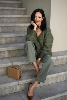 Green Pants Outfit, Casual Attire For Women, Monochromatic Outfit, Elegante Casual, Brown Bag, Fashion Weeks, Green Pants