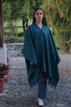 100% tejidos a manos en telares de madera, con lana. Estos ponchos son el resultado del arduo trabajo y dedicación de una familia que durante años ha honrado el arte de tejer en telares de madera, preservando con orgullo su legado cultural. El poncho "Elena" lleva el nombre de la Señora Elena, una mujer ejemplar y que se ha convertido en una de las últimas guardianas de esta preciada tradición en el Ecuador. Su sabiduría y habilidad han sido transmitidas a través de generaciones, asegurando que Traditional Handwoven Poncho For Fall, Traditional Winter Poncho, Traditional Woven Winter Shawl, Traditional Alpaca Shawl One Size, Traditional Alpaca Shawl Cape, Handwoven Shawl Poncho For Winter, Traditional Handwoven Poncho, Traditional One Size Woven Poncho, Traditional Winter Poncho One Size