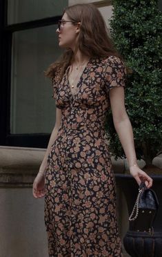 Abbey Humphreys Style, Modest Modern Outfits Casual, Parisian Style Curvy, Timeless Dresses Casual, Ms Honey Aesthetic Outfits, European Sundress, 90s Style Dress, Casual Brown Outfits, Romantic Style Fashion Inspiration