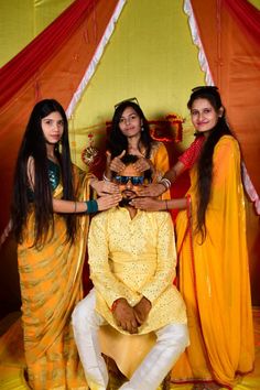 Haldi Photography Ideas, Haldi Look For Bride, Marriage Poses, Indian Wedding Poses, Bride Photos Poses