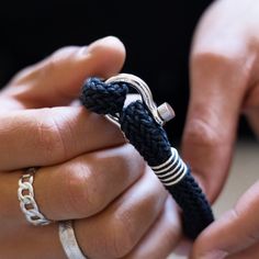 Le bracelet nautique classique « Cala » est un moyen simple de donner un coup de jeune à votre look quotidien. Conçue pour durer, cette pièce sera du plus bel effet à côté de votre montre ou associée à d'autres bracelets !


 Superposez-le avec plusieurs bracelets pour un look estival parfait ! Il s'ajuste facilement à n'importe quel poignet grâce au nœud coulissant.


 MATÉRIAUX / CARACTÉRISTIQUES


 - Corde en nylon de haute qualité et fermoir en acier inoxydable


 - Longueur : 19 ou 21 cm Instant Lifts, Nautical Bracelet, Skin Discoloration, Sliding Knot, Free Offer, Perfect Summer, High Quality Jewelry, Plastic Free, Everyday Look