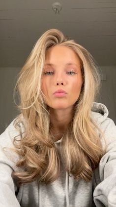 Scandi Haircut, Scandi Hairstyles, Curls Medium Length Hair, Haircuts Of 2023, Stockholm Hair, Scandi Blonde, Blone Hair, Curls For Medium Length Hair