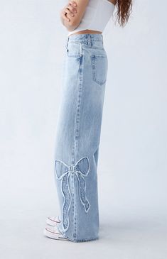 Embrace the coquette trend with PacSun's Casey Light Indigo Bow Low Rise Baggy Jeans, a perfect fusion of flirtatious charm and contemporary style. The playful frayed bow details add a touch of coquettish flair while the flattering low-rise fit turns these jeans into a must-have for the season.


	Model is wearing a size 26
	Model measurements: 5’6” height, 32” bust, 22.5” waist, 33.5” hips Bow Jeans, Alledaagse Outfit, Adrette Outfits, Low Rise Baggy Jeans, Casual Preppy Outfits, Cute Pants, Cute Preppy Outfits, Cooler Look, Modieuze Outfits