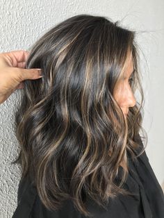 Hair Highlights And Lowlights, Fashion Makeover, Dark Hair With Highlights, Brown Hair With Blonde Highlights, Blending Gray Hair, Penteado Cabelo Curto