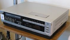 an old stereo sitting on top of a wooden shelf