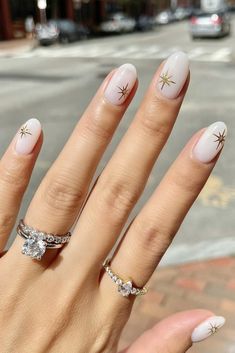 Bridal Disney Nails, New Years Nails Minimalist, Minimal Star Nail Art, Neutral Nails Stars, Wedding Nails Stars, Gold Starburst Nails, Gold Star Nails Short, Neutral Nails With Stars, Neutral Star Nails