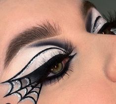 Black Halloween Eyeliner, Bats On Face Makeup, Spider Web Eyeshadow, White Spider Web Makeup, Halloween Inspired Eye Makeup, Simple Halloween Eye Looks, Halloween Look Ideas, Spider Web Wings, Graphic Eyeliner Black