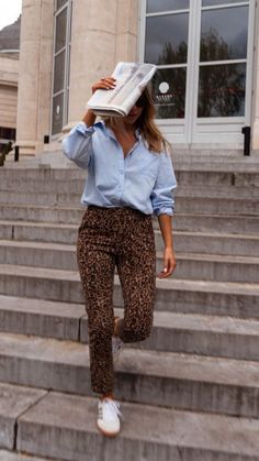 Como Usar Calça de Oncinha Print Jeans Outfit, Leopard Jeans Outfit, Mode Style Anglais, Outfit Printemps, Leopard Outfits, Style Parisienne, Leopard Print Jeans, Look Jean, Outfit Autumn