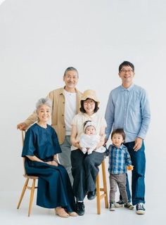 Family Portrait Idea, Family Photography Studio Ideas, Photo Family Ideas Studio, Korean Family Photoshoot Studio, Cool Family Photos, Family Photo Studio Ideas, Photoshoot Family Ideas