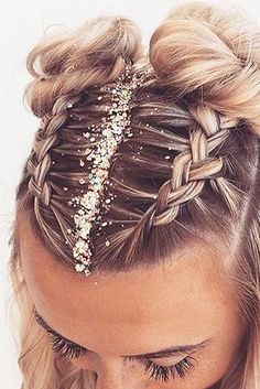 Penteados Carnaval 2019 com Glitter Nye Hairstyles, Peinados Fáciles Para Cabello Corto, Penteado Cabelo Curto, Festival Hair, Holiday Hairstyles, Short Hairstyle, Glitter Hair, Black Braids, Box Braids Hairstyles